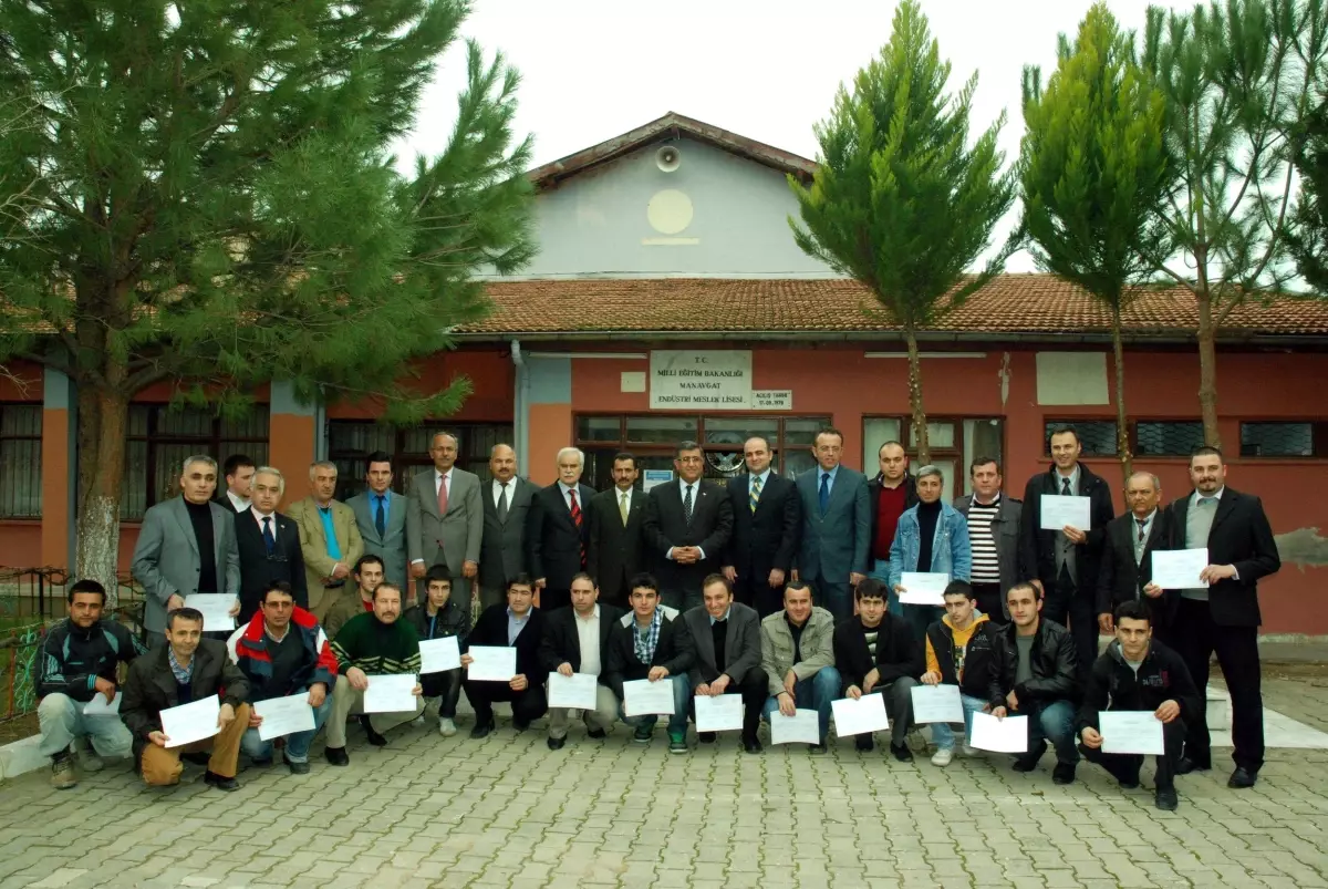 Başarılı Kursiyerler Belgelerini Aldı