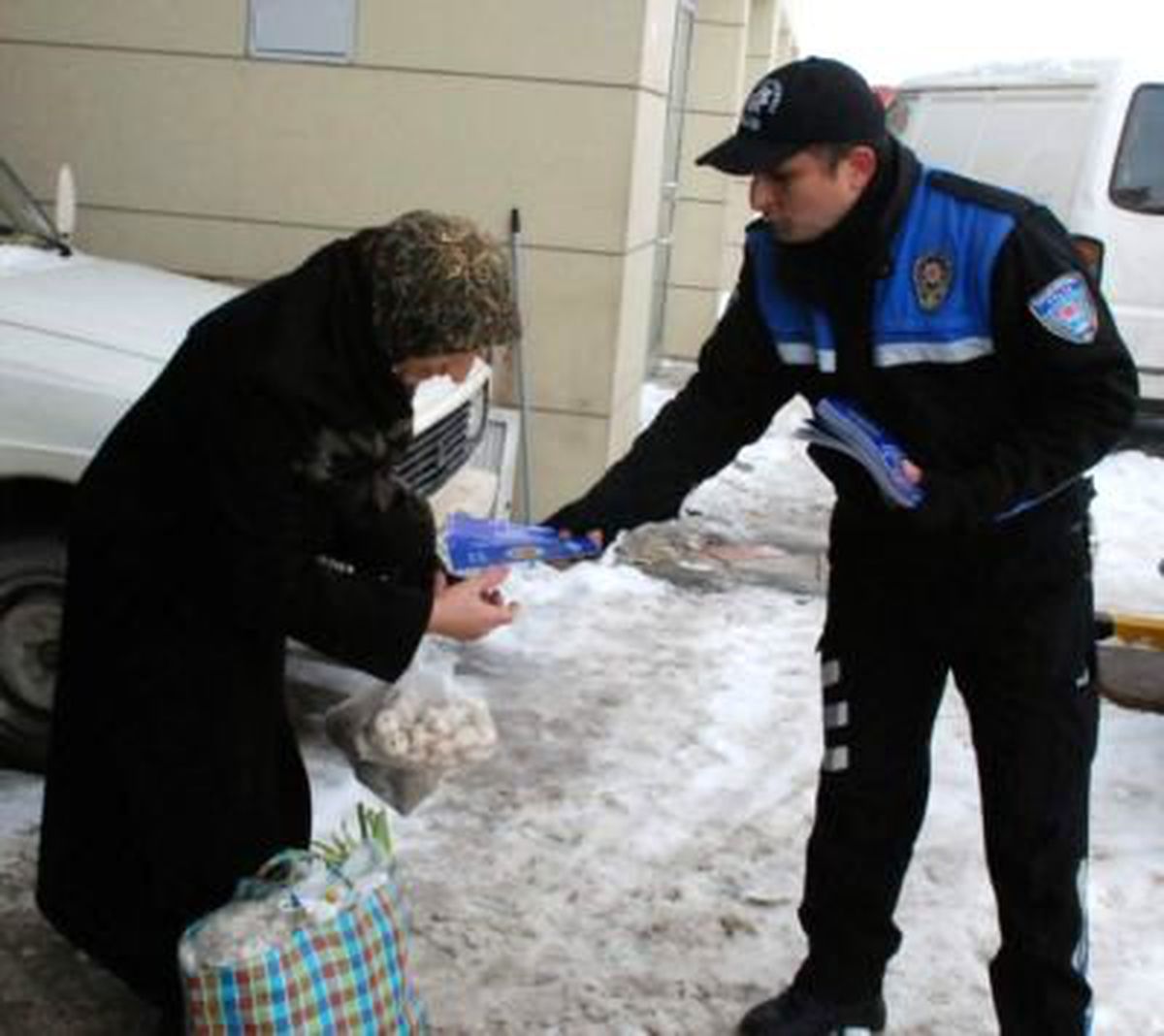 Bozüyük'te Polisler Pazar Yerinde Broşür Dağıttı