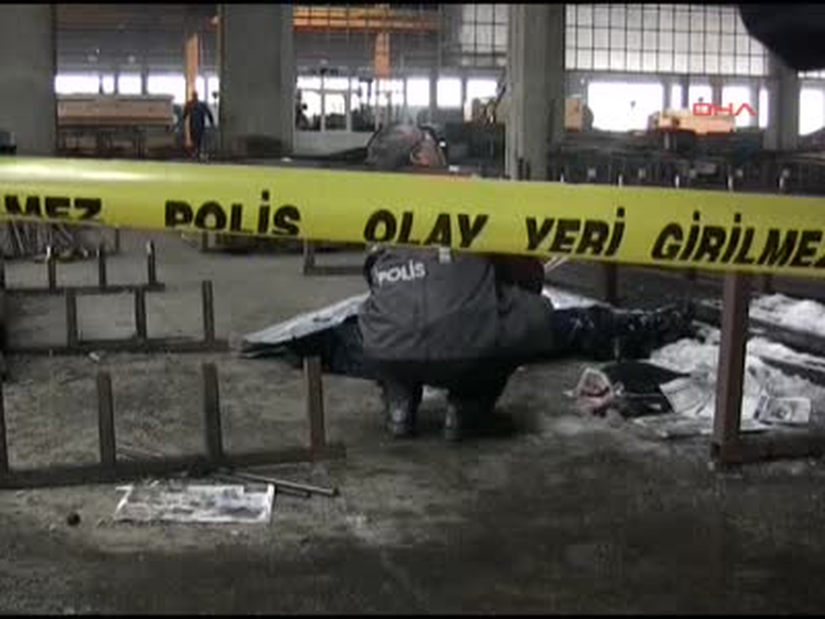 Çatıda Kar Temizlerken Düşüp Öldü