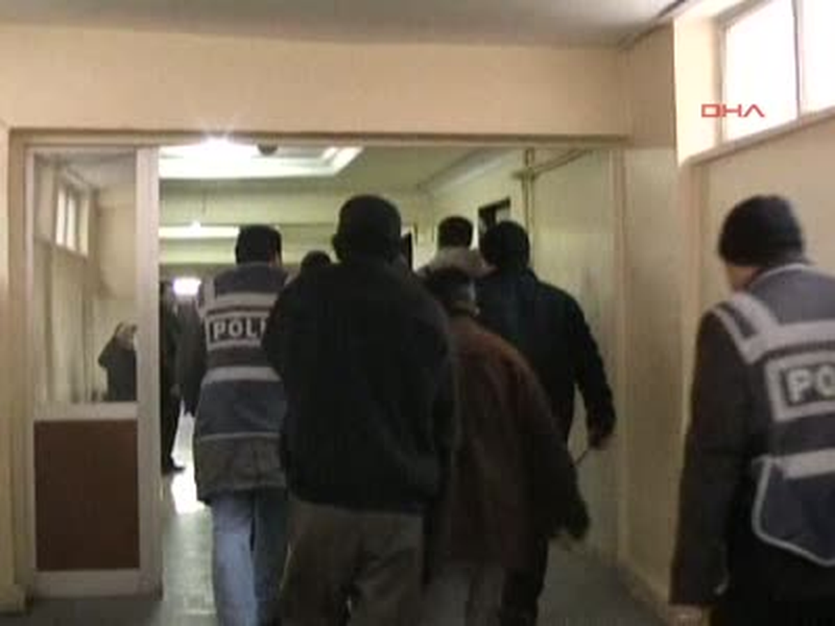 Çikolata Çalıp, Esrar Aldılar