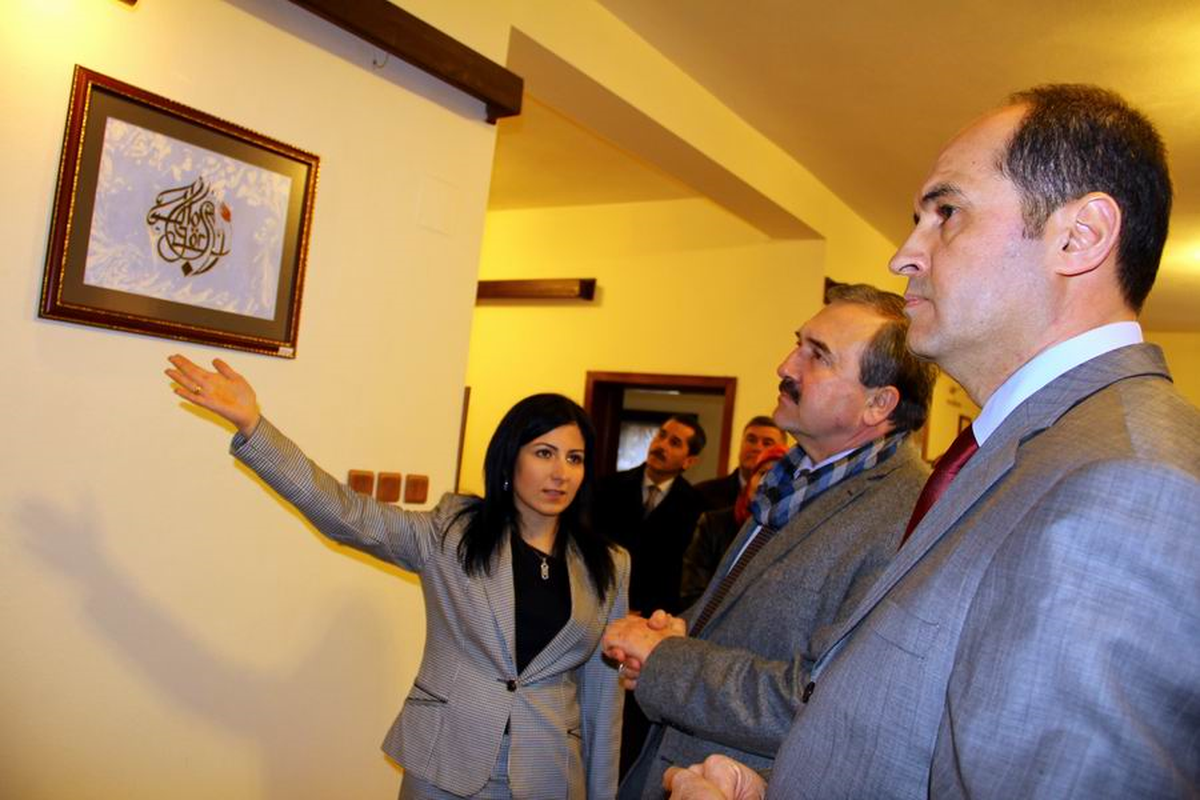 Edremit'te Ebru ve Hat Sergi Açıldı
