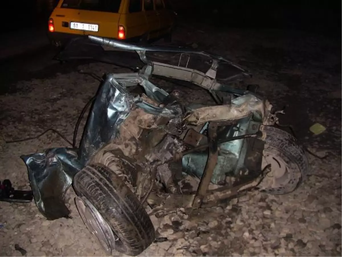 Hatalı Dönüş Kazası: Otomobil İkiye Bölündü, Motoru Yola Savruldu, 5 Yaralı