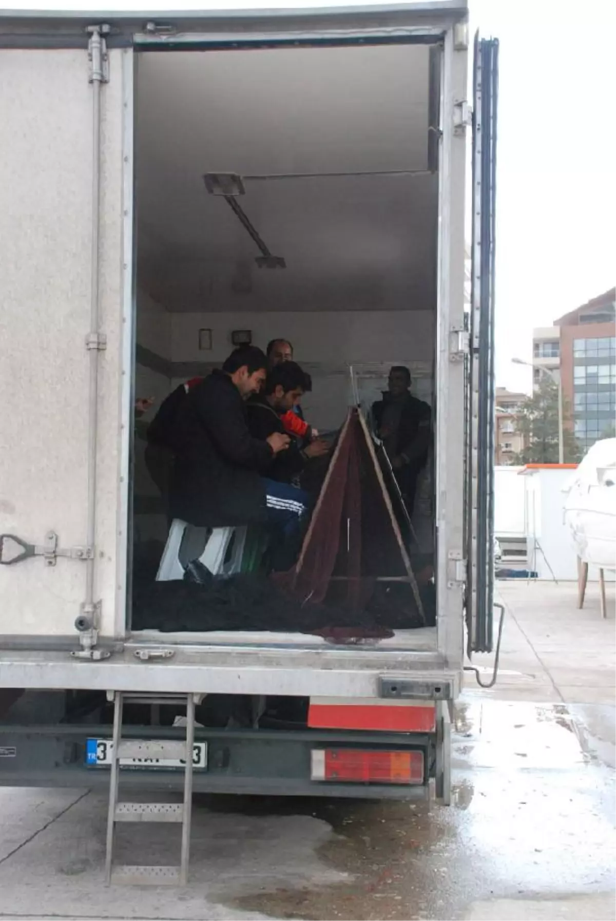 İskenderun\'da Fırtına Çatıları Uçurdu, Ağaçları Devirdi