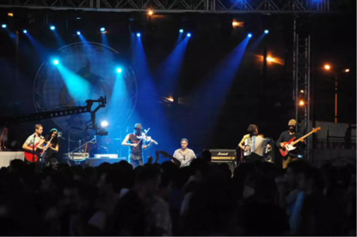 İstanbul Live Sahnesinde \'\'Entu\'\'