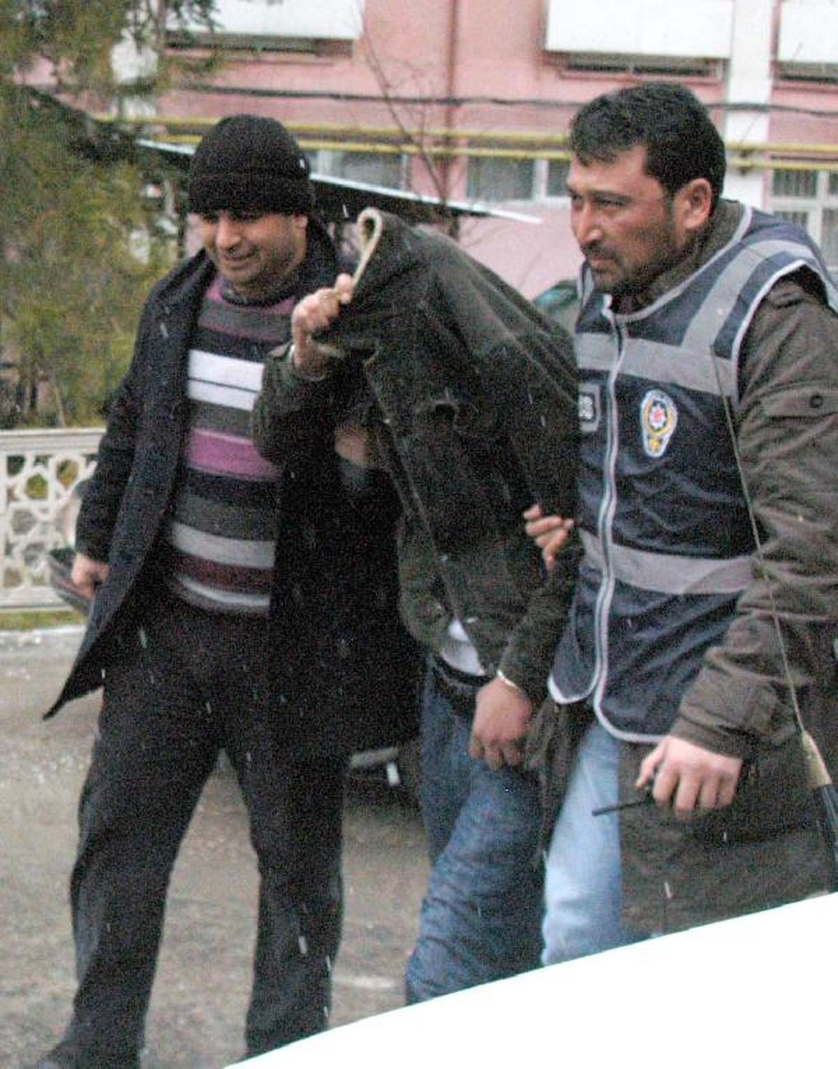 Kantinden Çaldıkları Çikolataları Satıp Esrar Almışlar