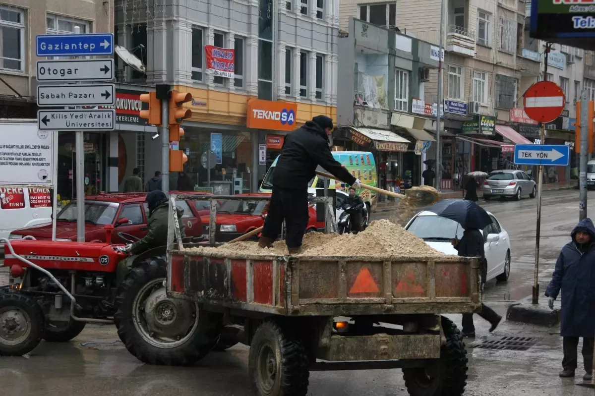 Kilis\'te Çukur Yollar Kapatılıyor