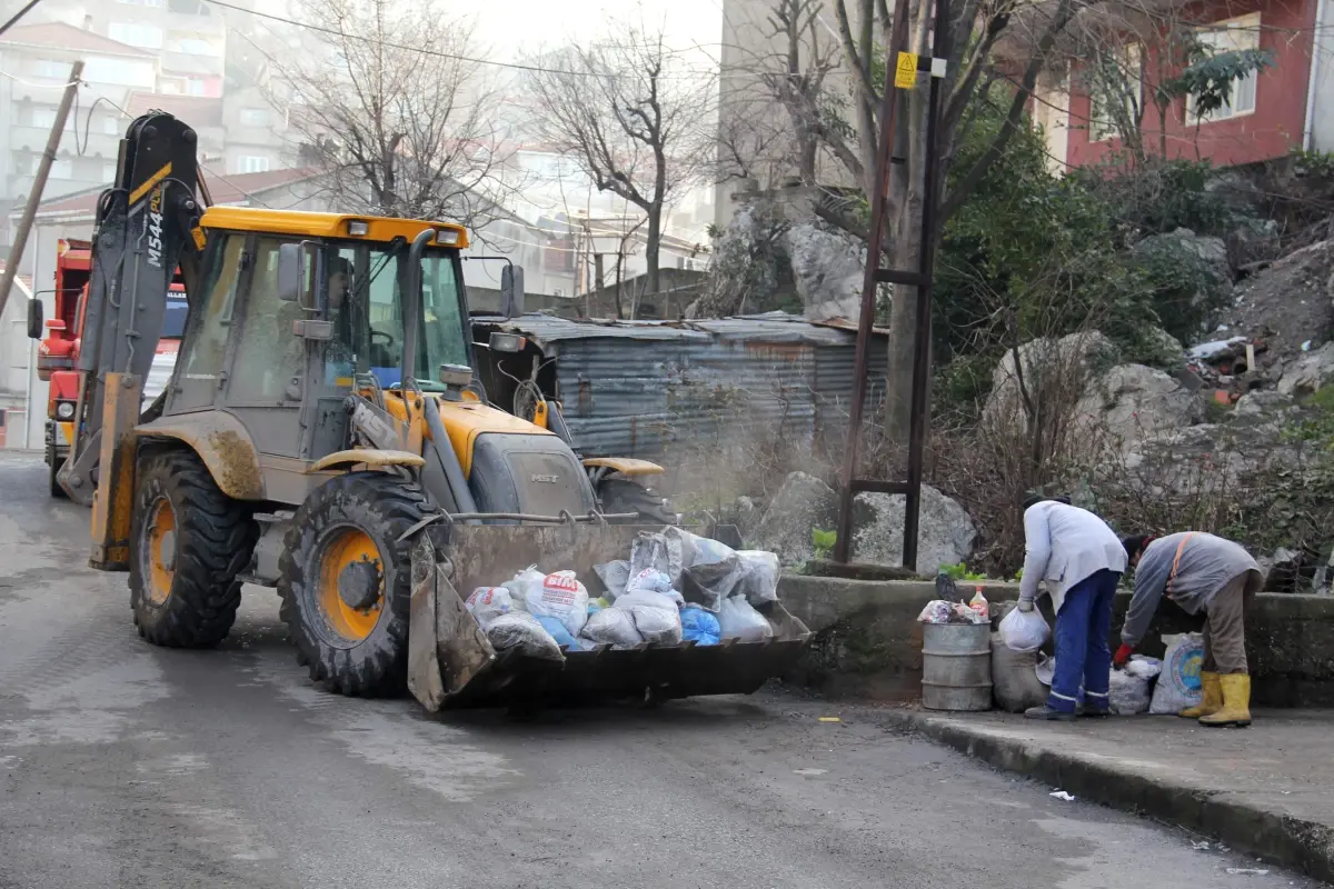 Kozlu\'da Kepçeyle Çöp Toplanıyor