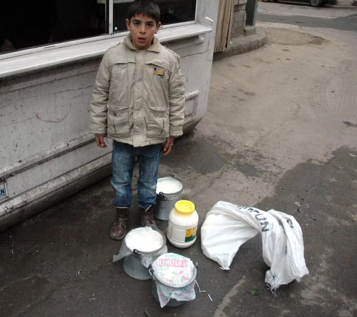 Küçük Ali, Sabah Yoğurt Satıyor Öğleden Sonra Okula Gidiyor