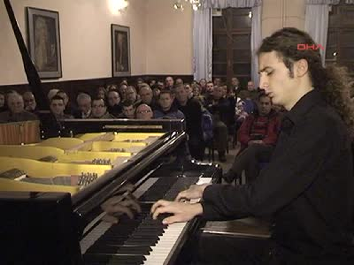 Türkiye'de Eğitim Gören 15 Yaşındaki Kosovalı Genç Piyanistin Konserine Büyük İlgi