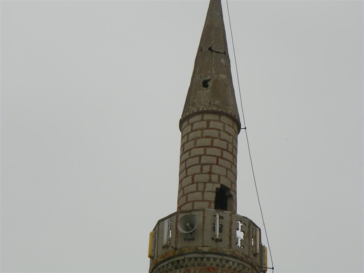 Umurbey Çarşı Camii Minaresi Tehlike Saçıyor