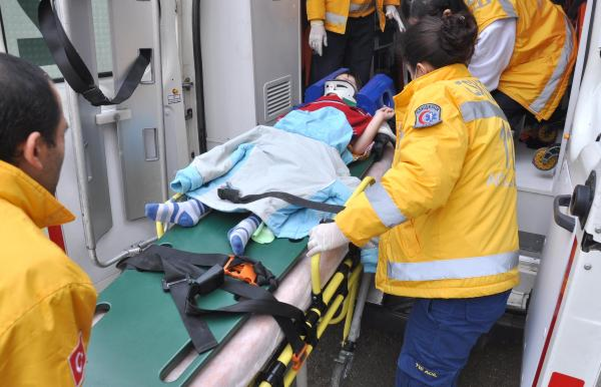 4üncü Kattan Düşen 4 Yaşındaki Kız Yaralı Kurtuldu