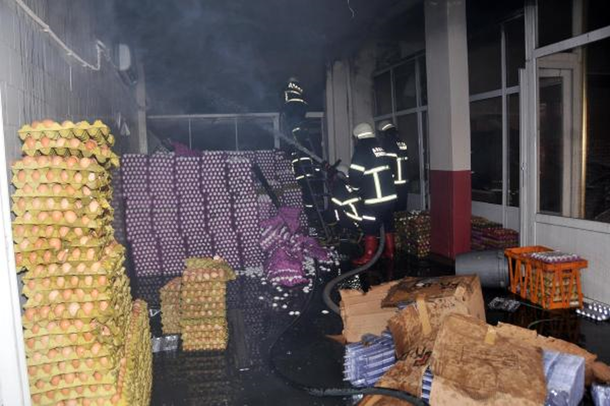 Adana'da Yumurta Toptancısında Yangın