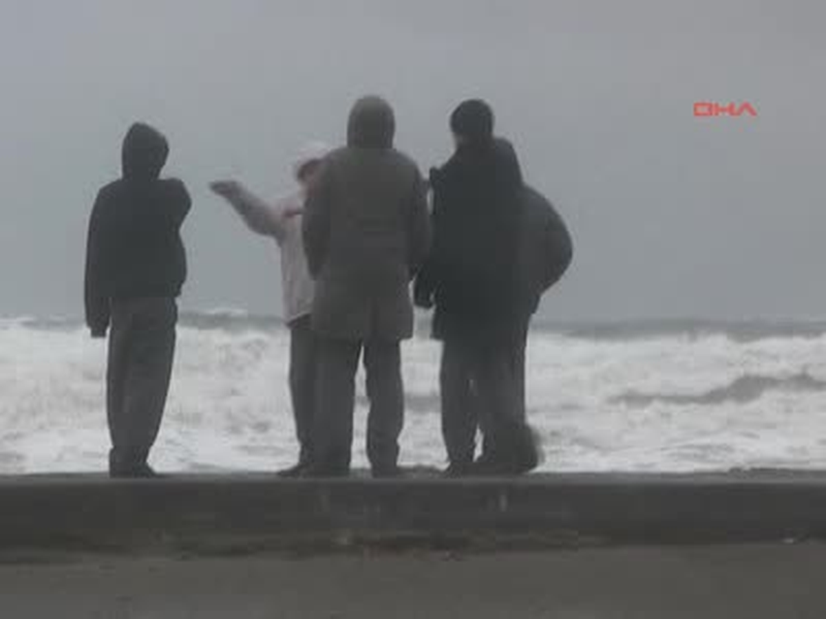 Akçakoca'da Dev Dalgalar Hasara Neden Oldu