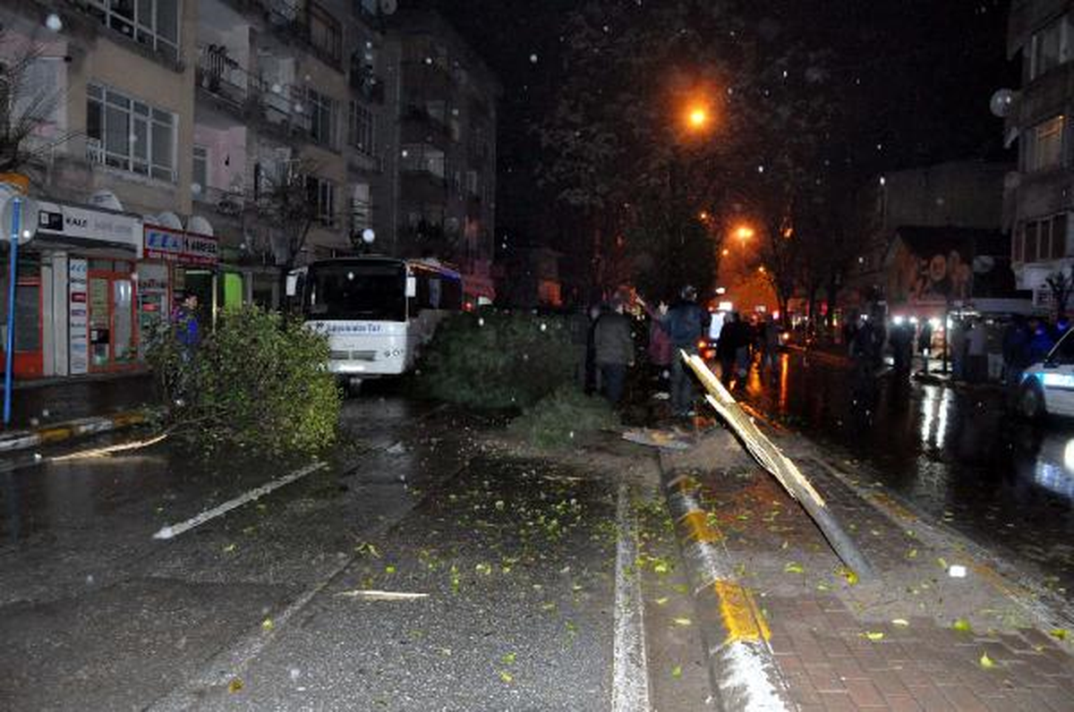 Alkollu ve Ehliyetsiz Kamyonet Sürücüsü Düz Yolda 2 Araca Çarpıp Kamyoneti Devirdi: 2 Yaralı