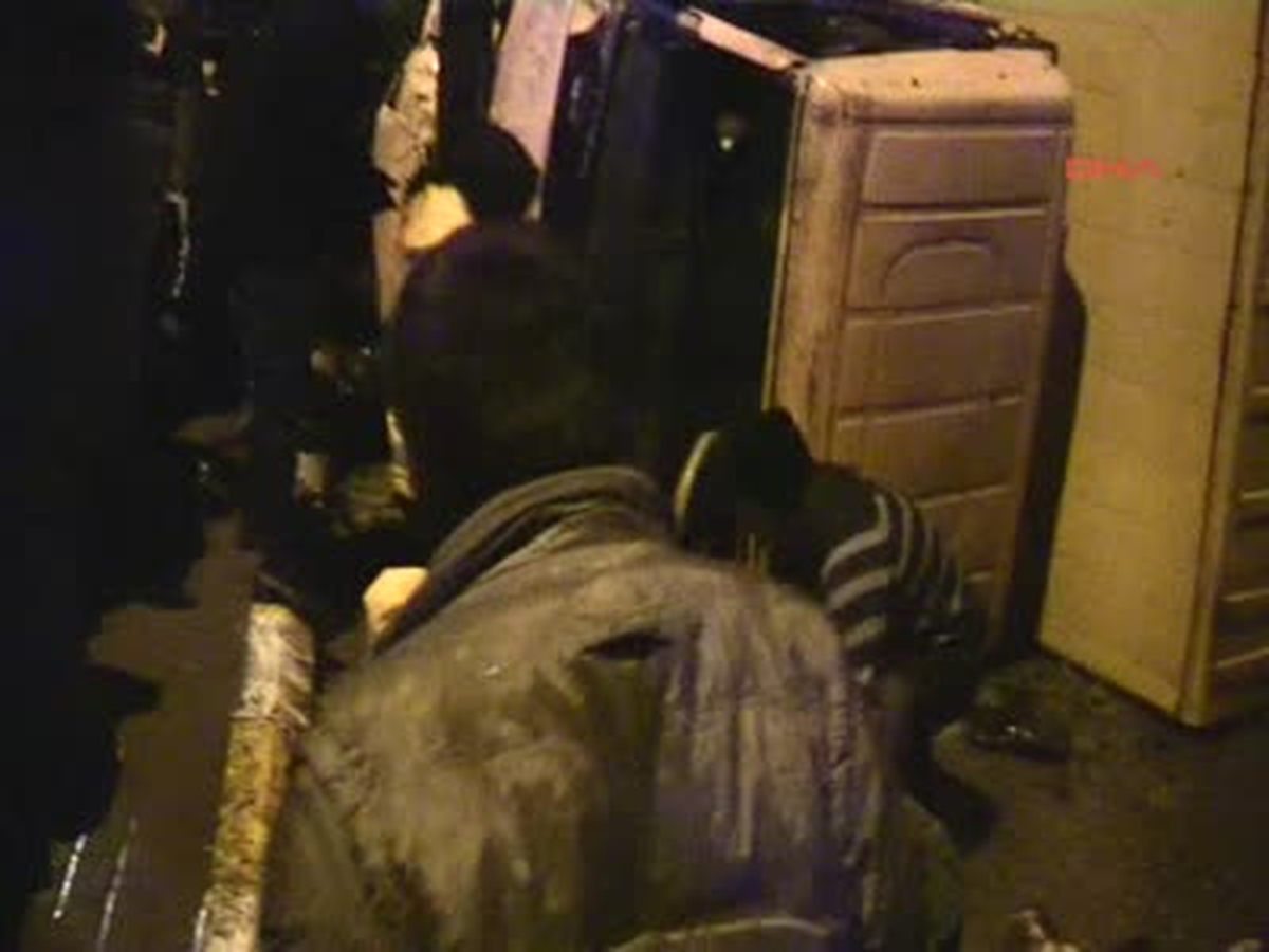 Alkollu ve Ehliyetsiz Kamyonet Sürücüsü Düz Yolda 2 Araca Çarpıp Kamyoneti Devirdi 2 Yaralı