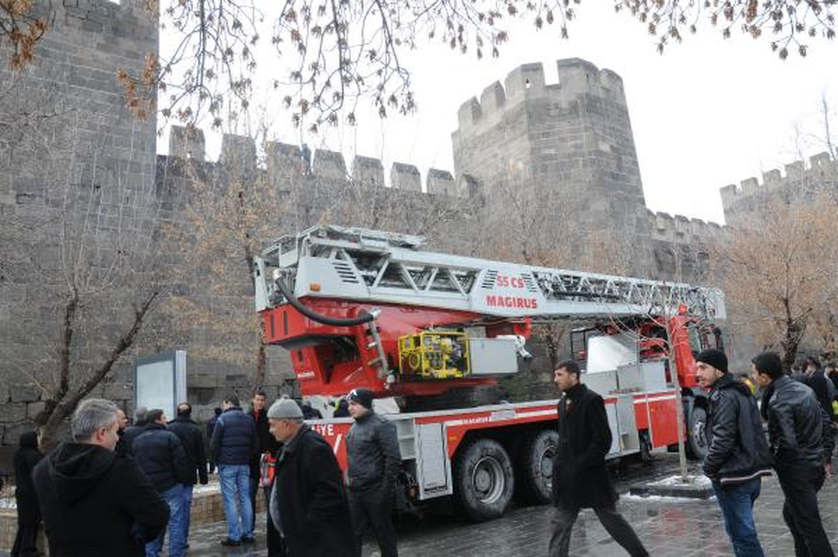 Borçlu Mobilya Ustası, Kale Surlarına Çıktı