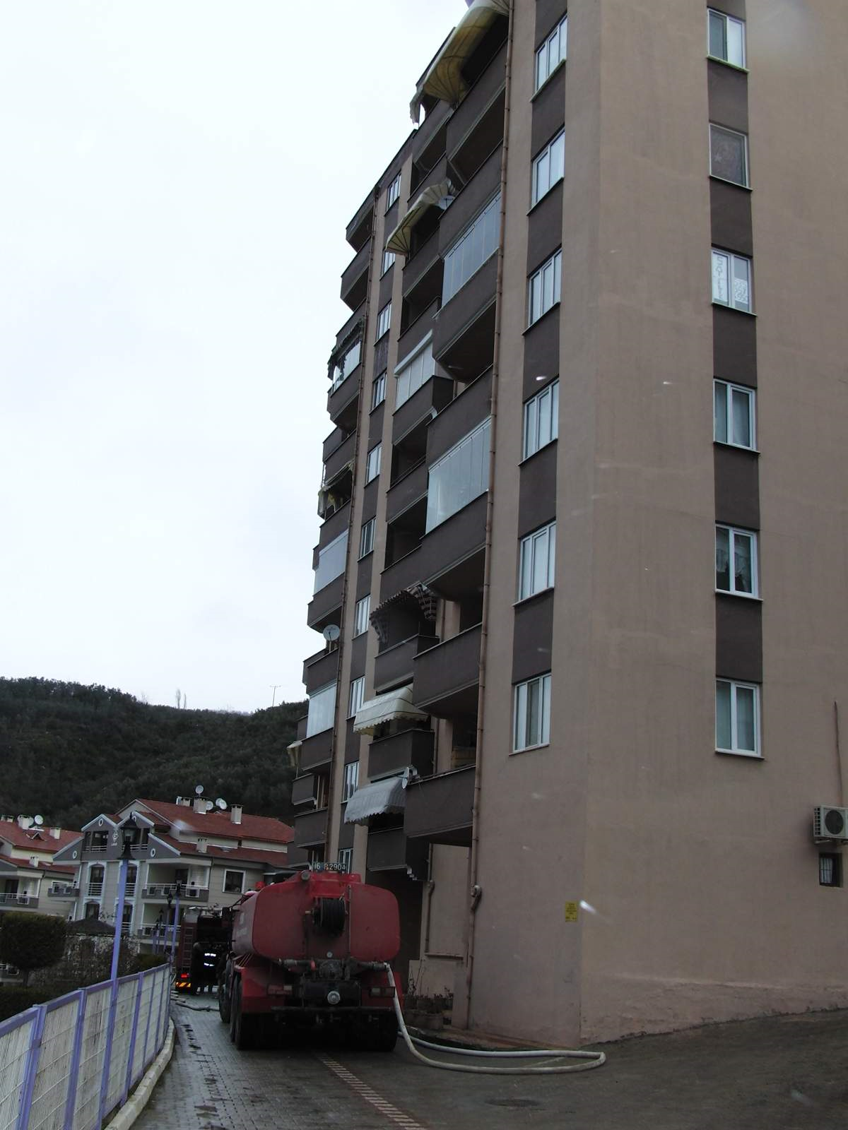 Bursa'da 10 Katlı Binanın Çatısında Korkutan Yangın