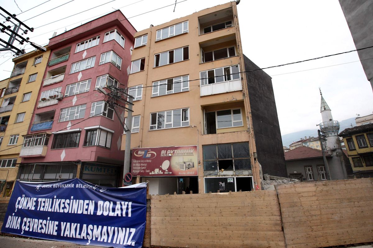 Bursa'da Çökme Riski Olan Bina Yıkılıyor