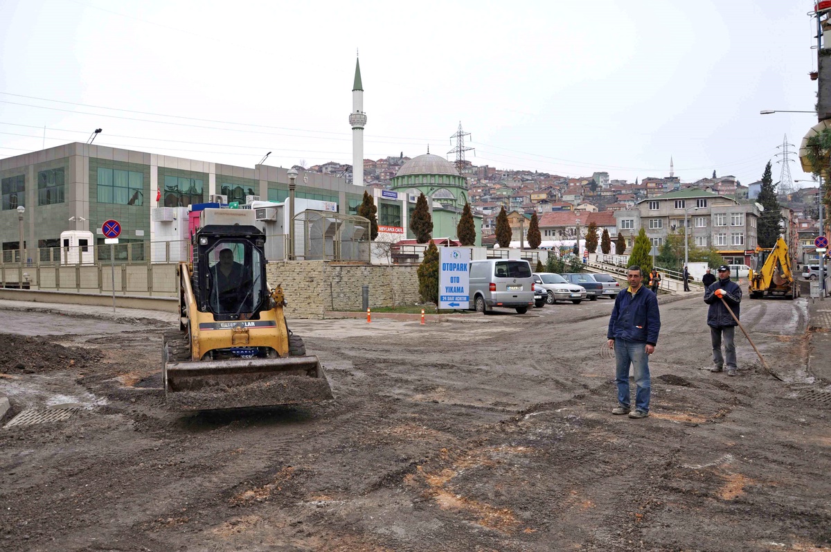 Büyükşehir Belediyesi Zorlu Hava Şartlarına Rağmen Çalışmalarını Sürdürüyor