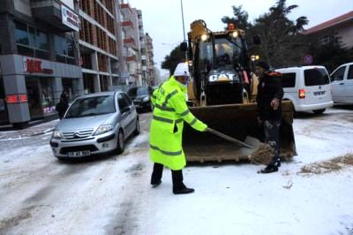Çanakkale'de Yoğun Kar Yağışı ve Fırtına Hayatı Felç Etti