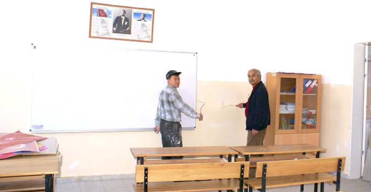 CHP'li Milletvekili Demir, Okul Boyadı