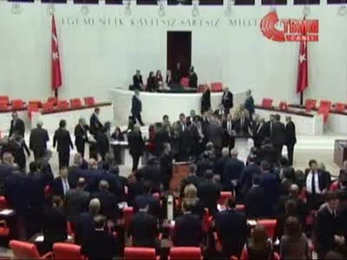 CHP\'li Milletvekilleri Genel Kurul Kürsüsünü İşgal Etti