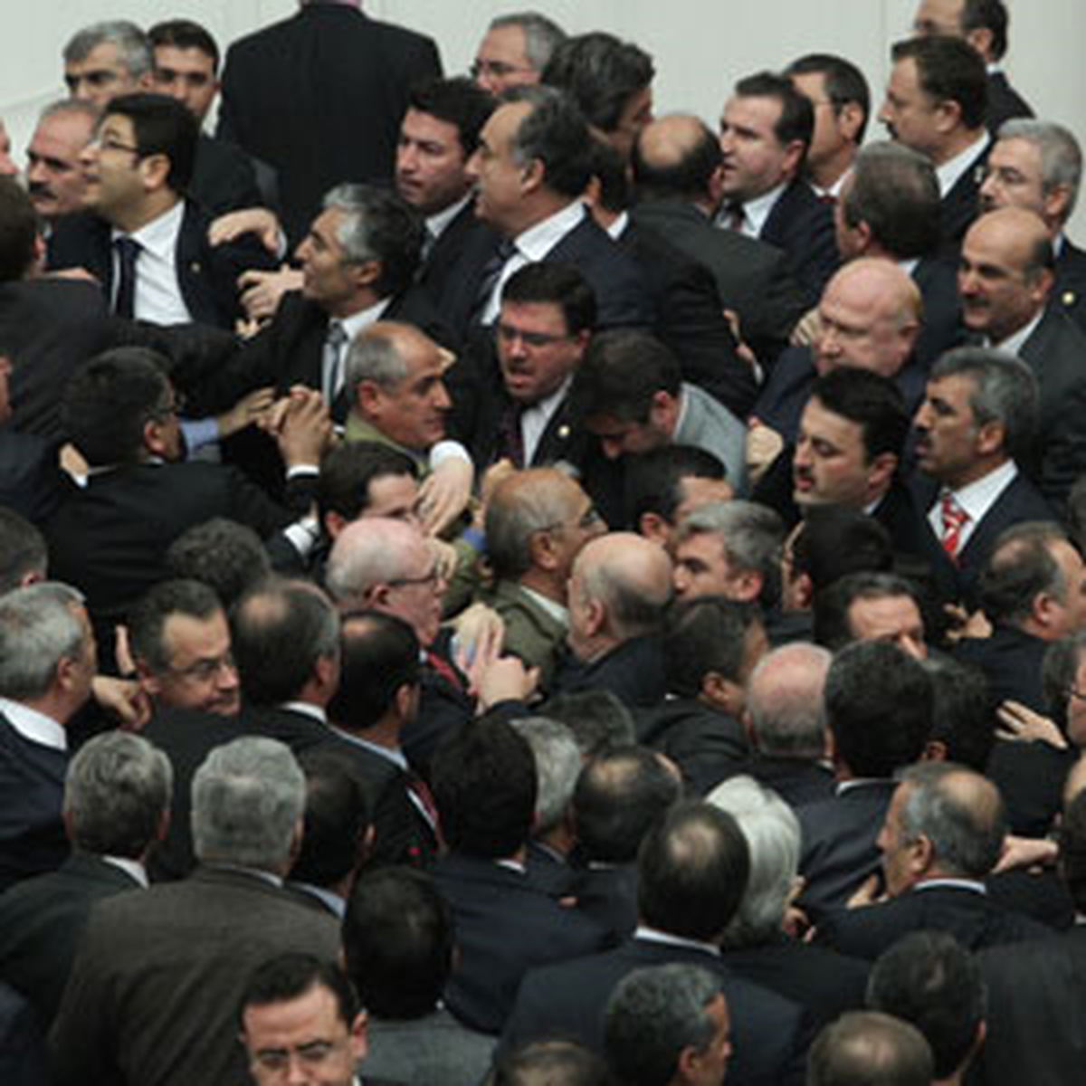 Chp\'nin Kürsü Eylemi Sürünce Meclis Başkanı Üçüncü Kez Ara Verdi