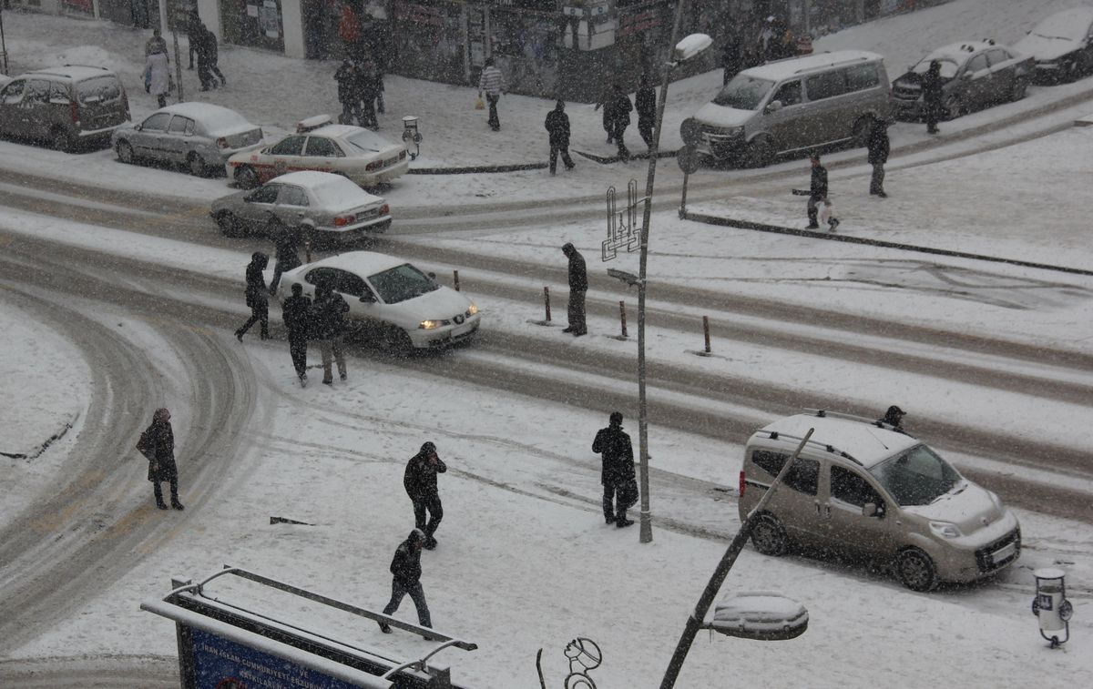 Doğu'da Kar ve Tipi Yolları Ulaşıma Kapattı
