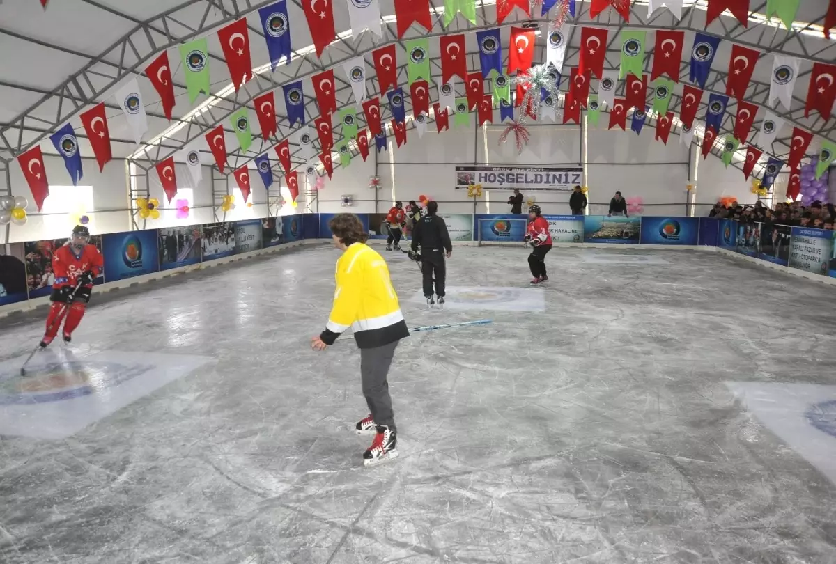 Doğu Karadeniz'in İlk Buz Pisti Ordu'da Açıldı