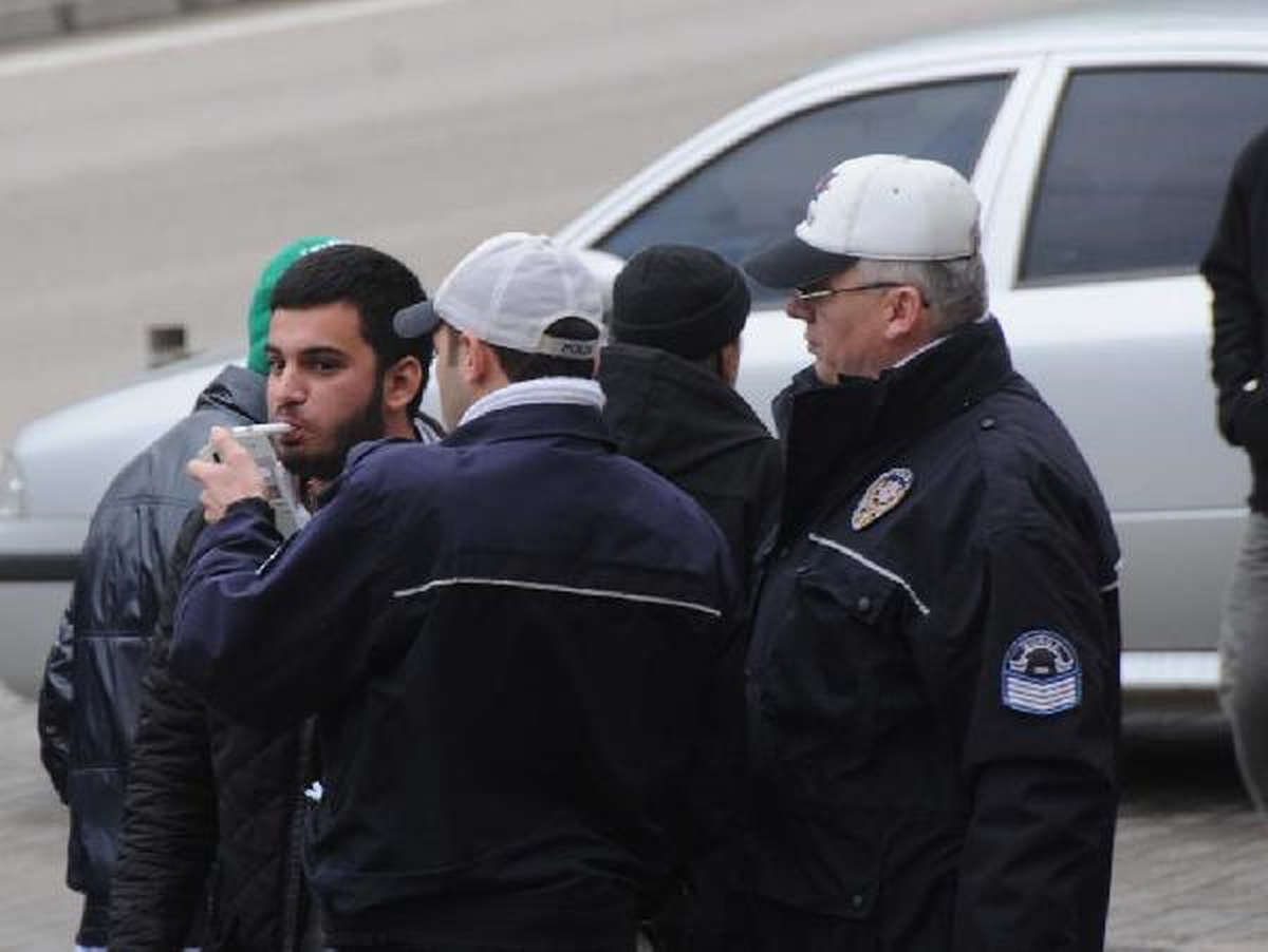 Ehliyetsiz ve Alkollü Sürücü, Aracı Emniyet Müdürlüğü Önüne Park Etmek İstedi