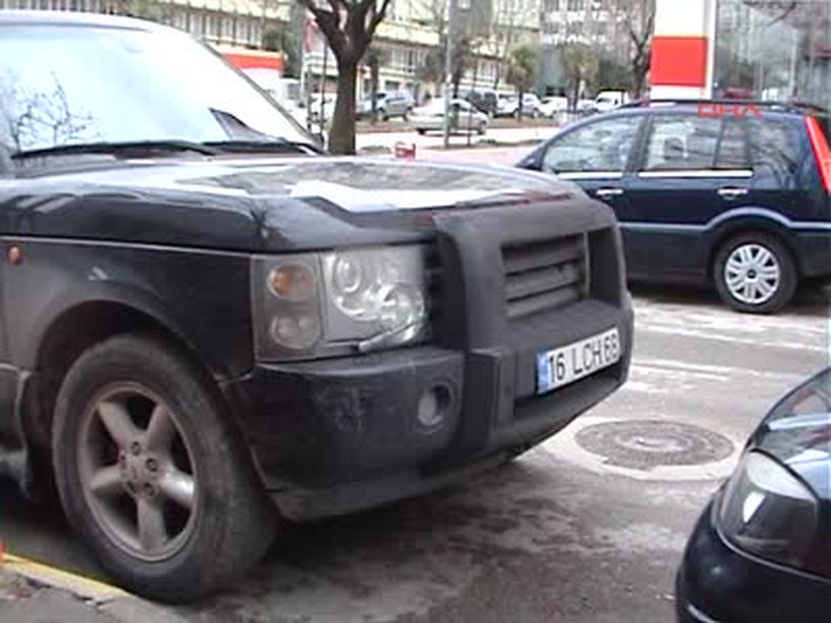 Ehliyetsiz ve Alkollü Sürücü, Aracı Emniyet Müdürlüğü Önüne Park Etmek İstedi