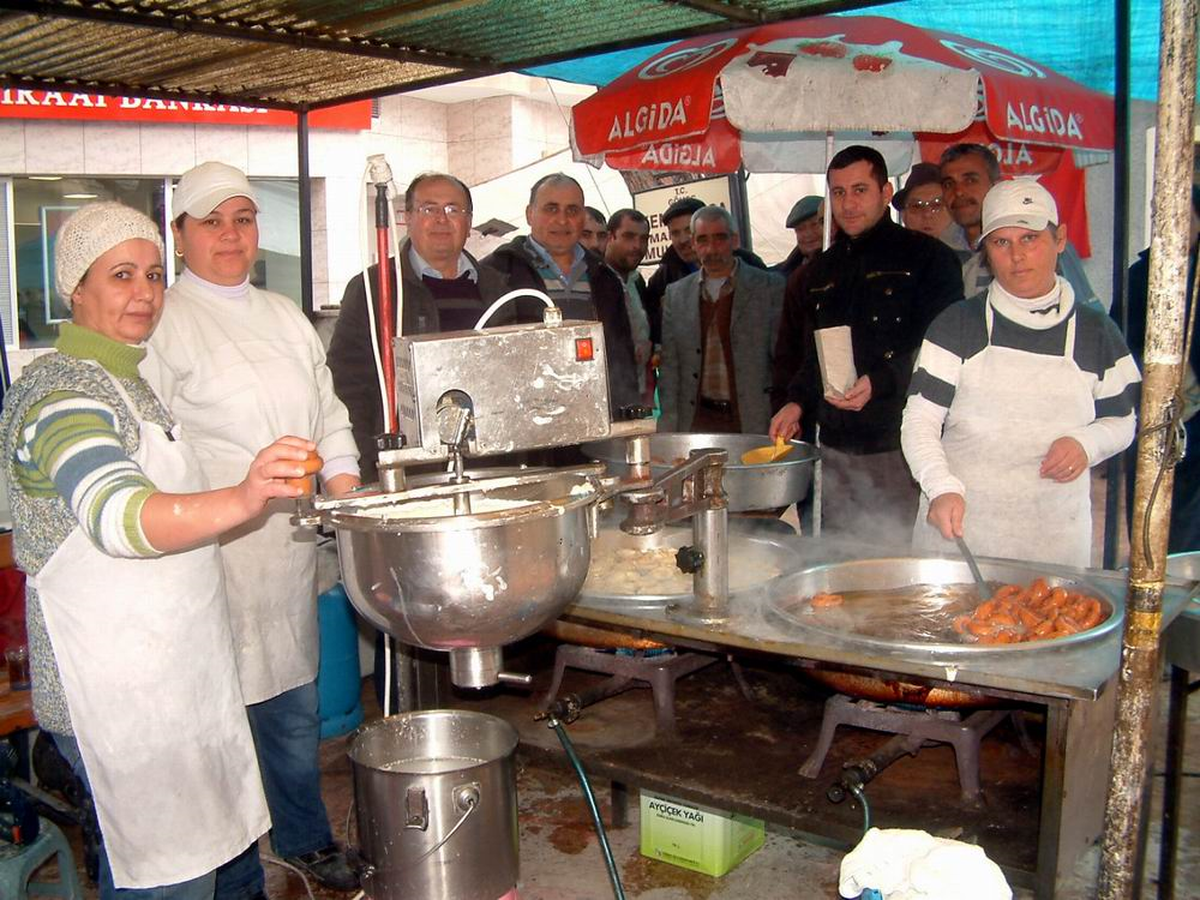 Gömeç'te Annesi İçin Lokma Döktürdü