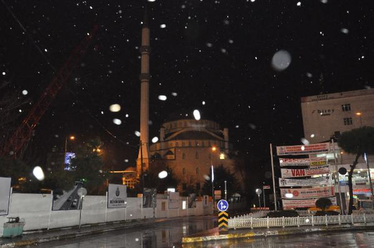 İstanbul'da Kar Yağışı Başladı