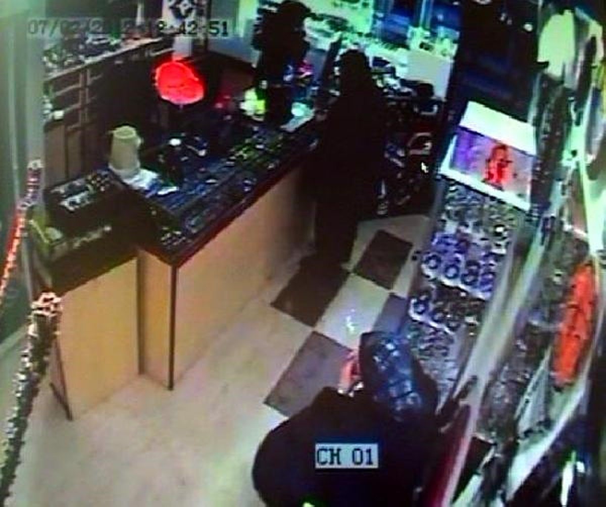 Kahve İkram Edilen Dükkanda Saat Çalan Çift Yakalandı