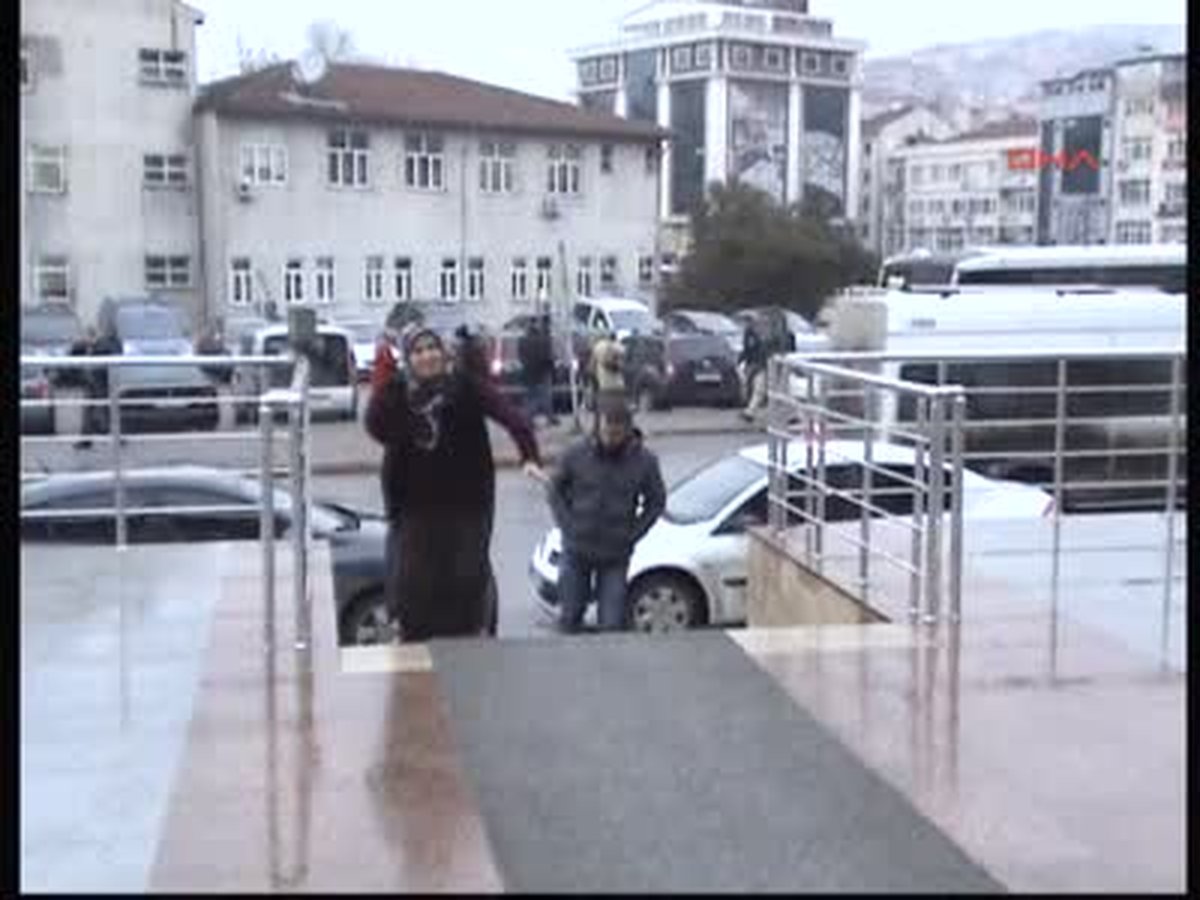 Kahve İkram Edilen Dükkanda Saat Çalan Çift Yakalandı