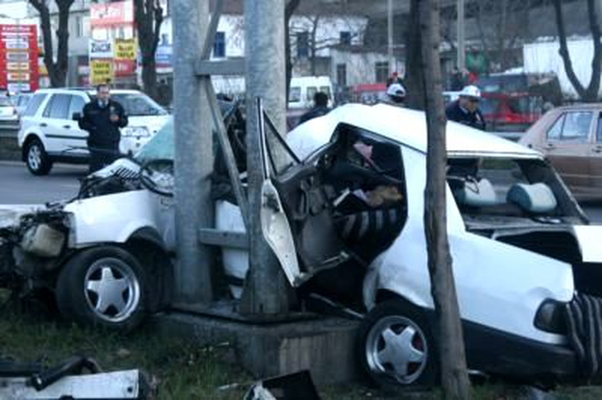 Kontrolden Çıkan Otomobil Direğe Çarptı: 2 Ölü, 1 Yaralı