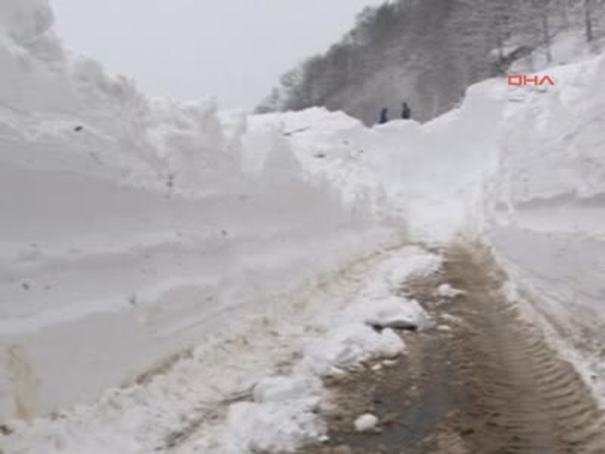 Kosova\'da Karda Mahsur Kalan 400 Öğrenci Kurtarıldı