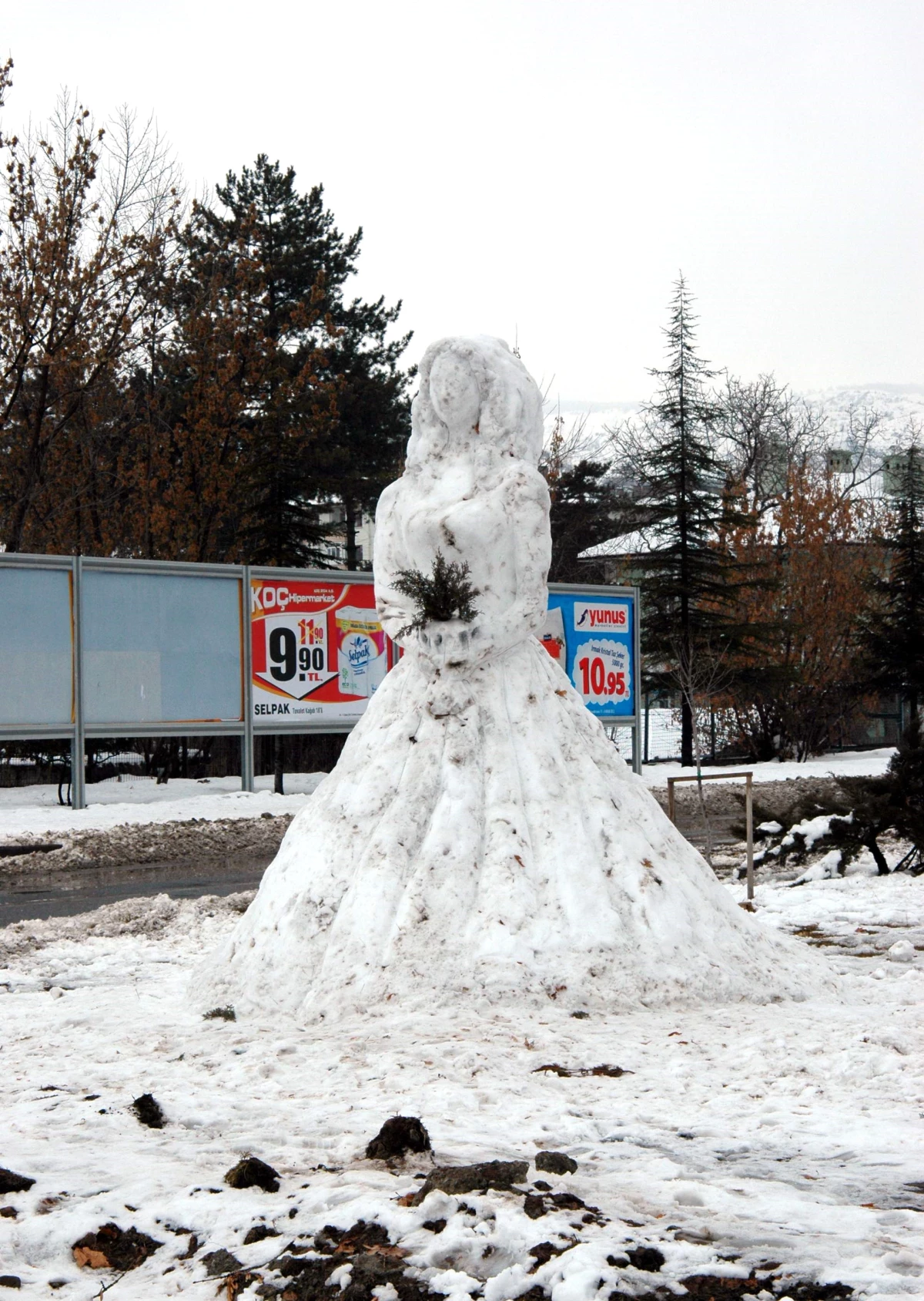 Milli Atlet Ayhan\'ın Kaldırılan Heykelinin Yerine, Gelinlikli Kardan Kadın Heykeli Yapıldı