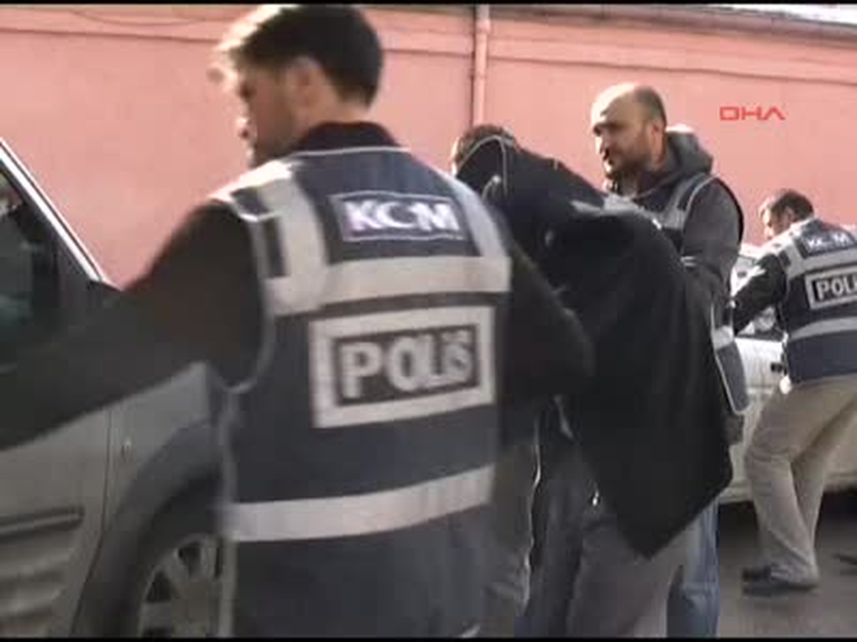 Polisi Gören Kuryeler, Esrarı Otomobilin Camından Attı