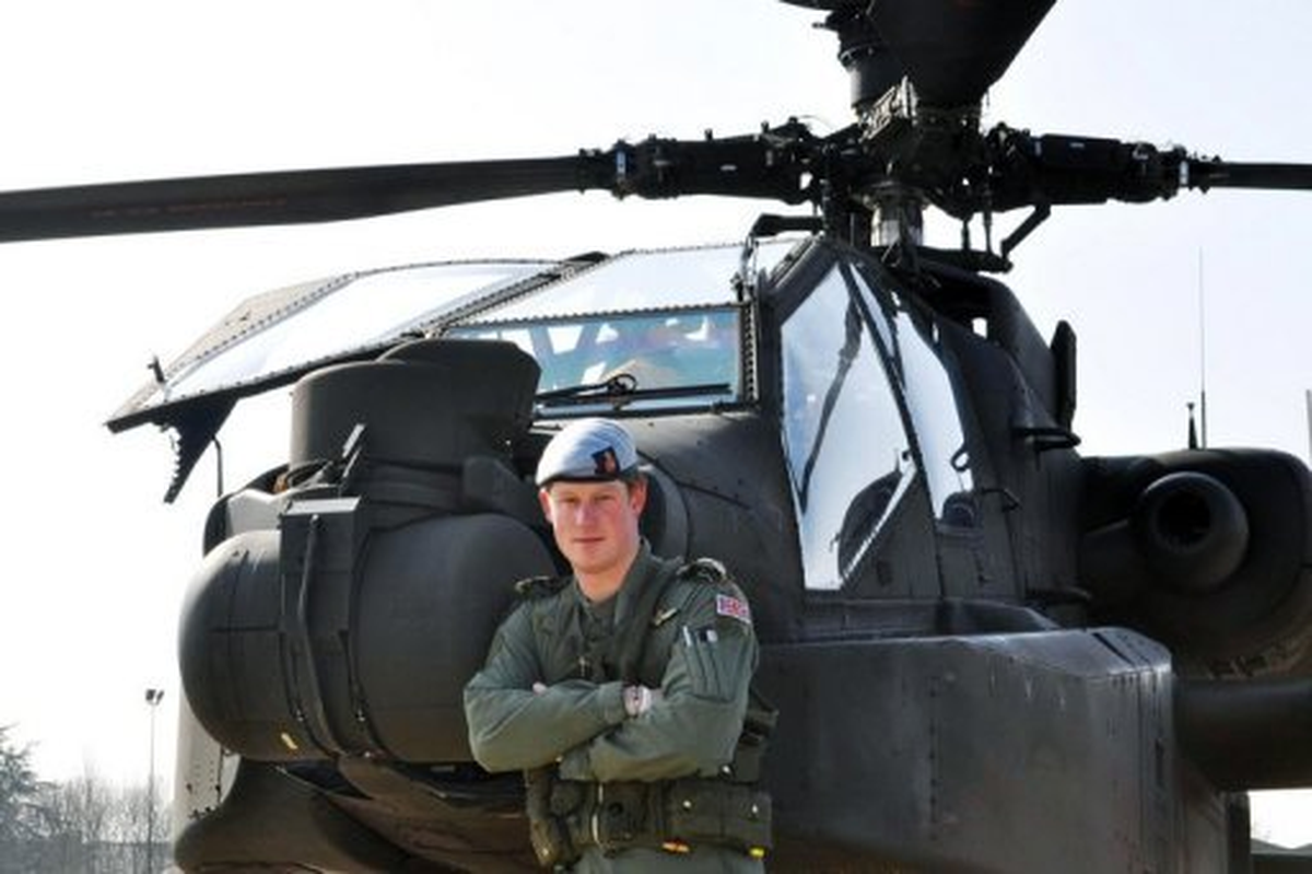 Prens Harry, 'Apaçi' Pilotu Oldu
