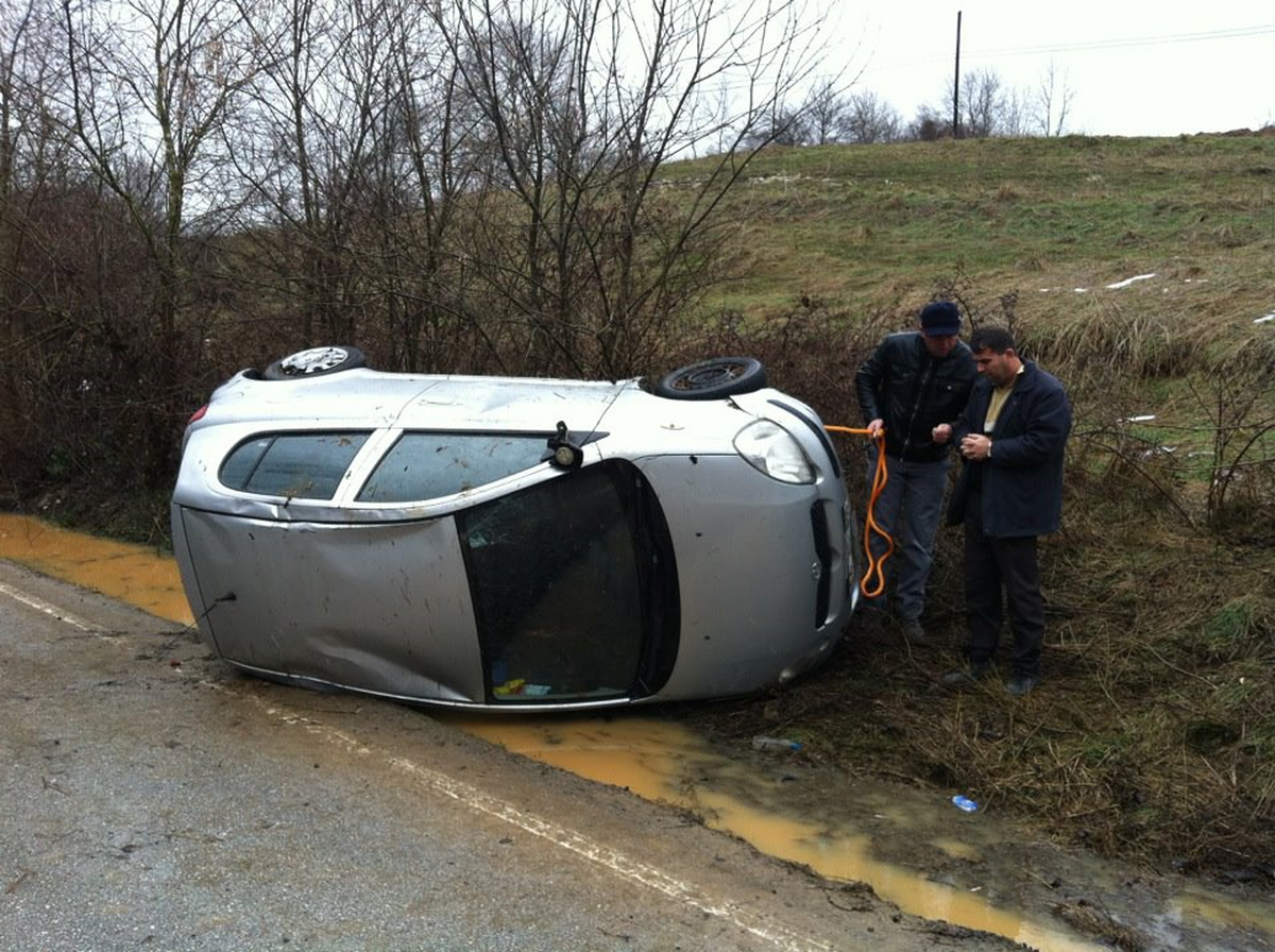 Sakarya'da Kayganlaşan Yolda Takla Atan Otomobilin Sürücüsü Yaralandı