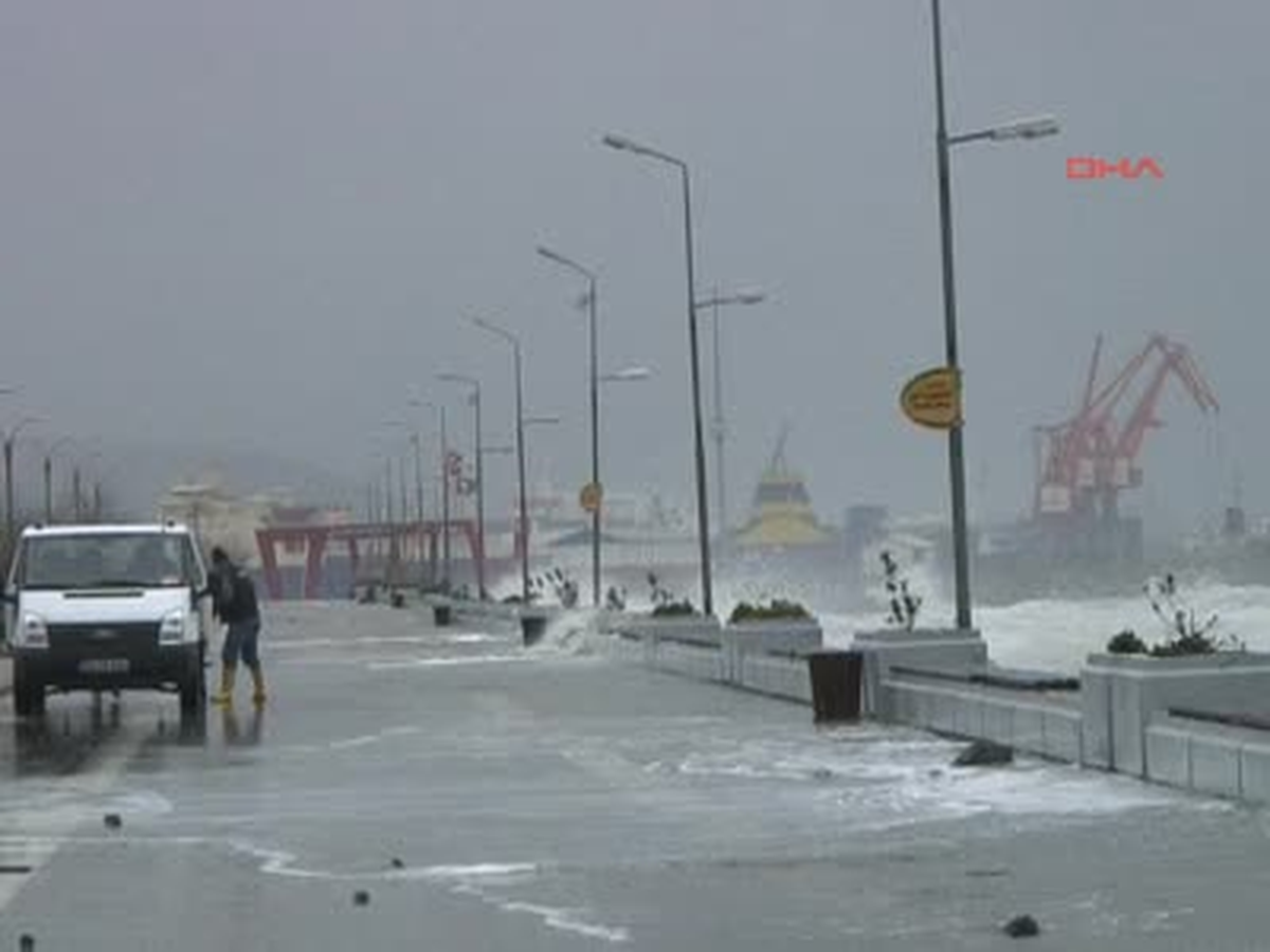 Dev Dalgalar Kuru Yük Gemisini Kıyıya Sürükledi