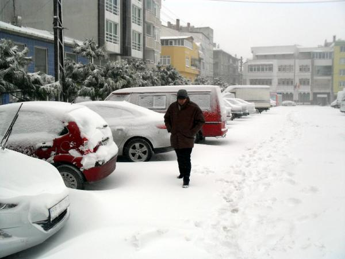 Saray\'da Köy Yolları Kapandı