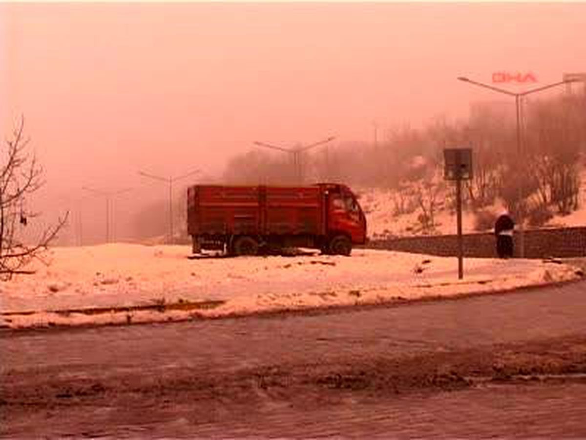 Şırnak'ta Kar Toz Bulutuyla Geldi, Kent Kahverengiye Boyandı