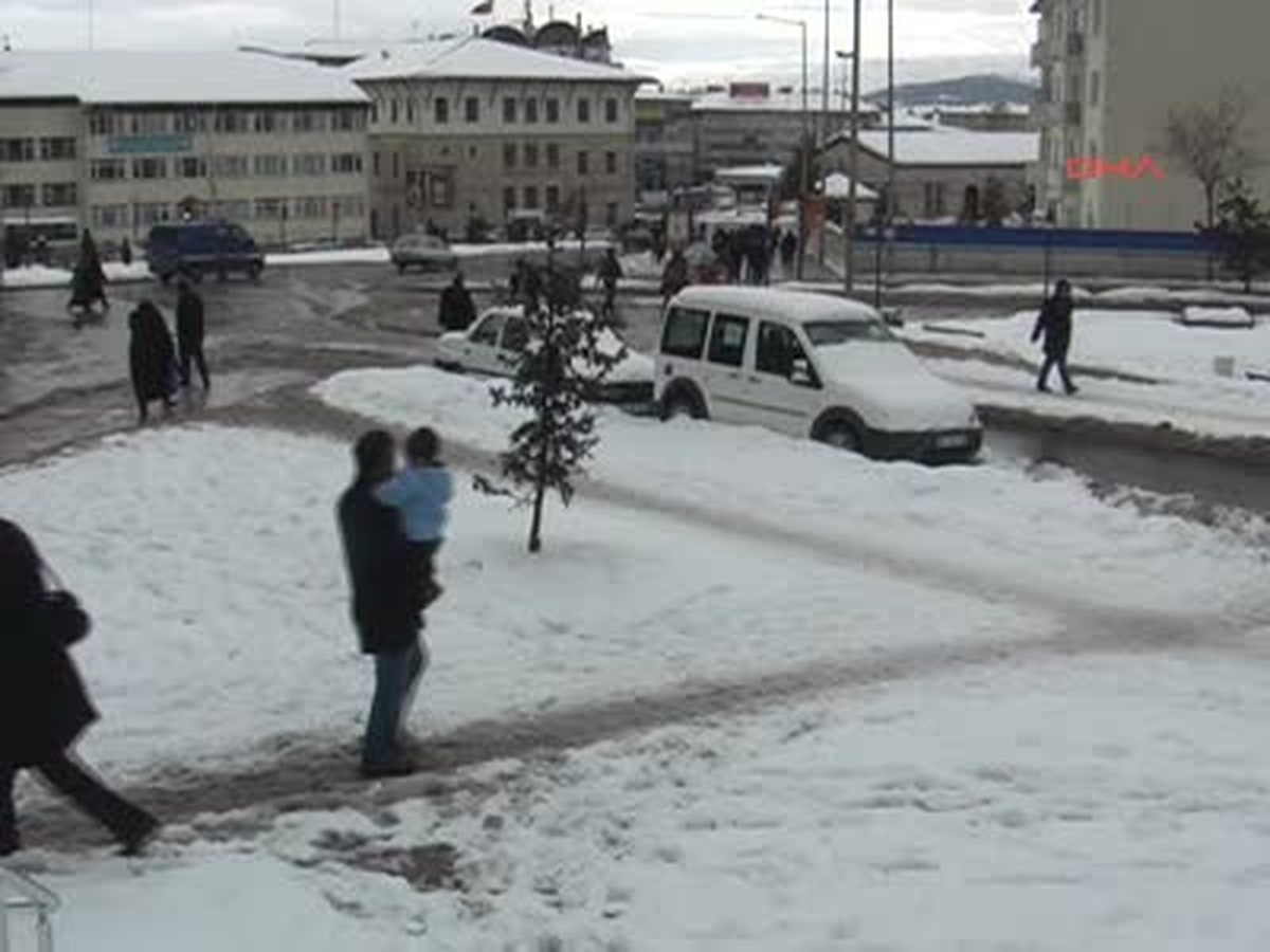Sivas'ta 883 Köy Yolu Kardan Kapandı