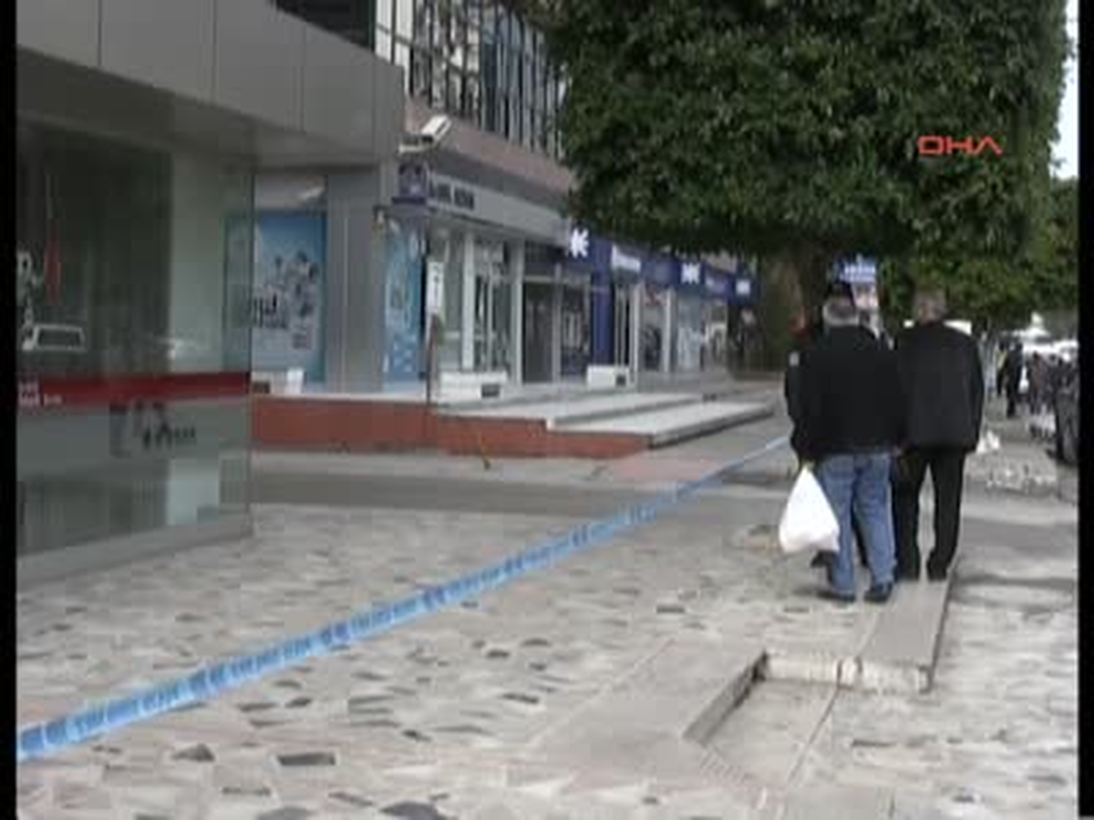 Şüpheli Poşetten 4 Şişe Sarı Sıvı Madde Çıktı