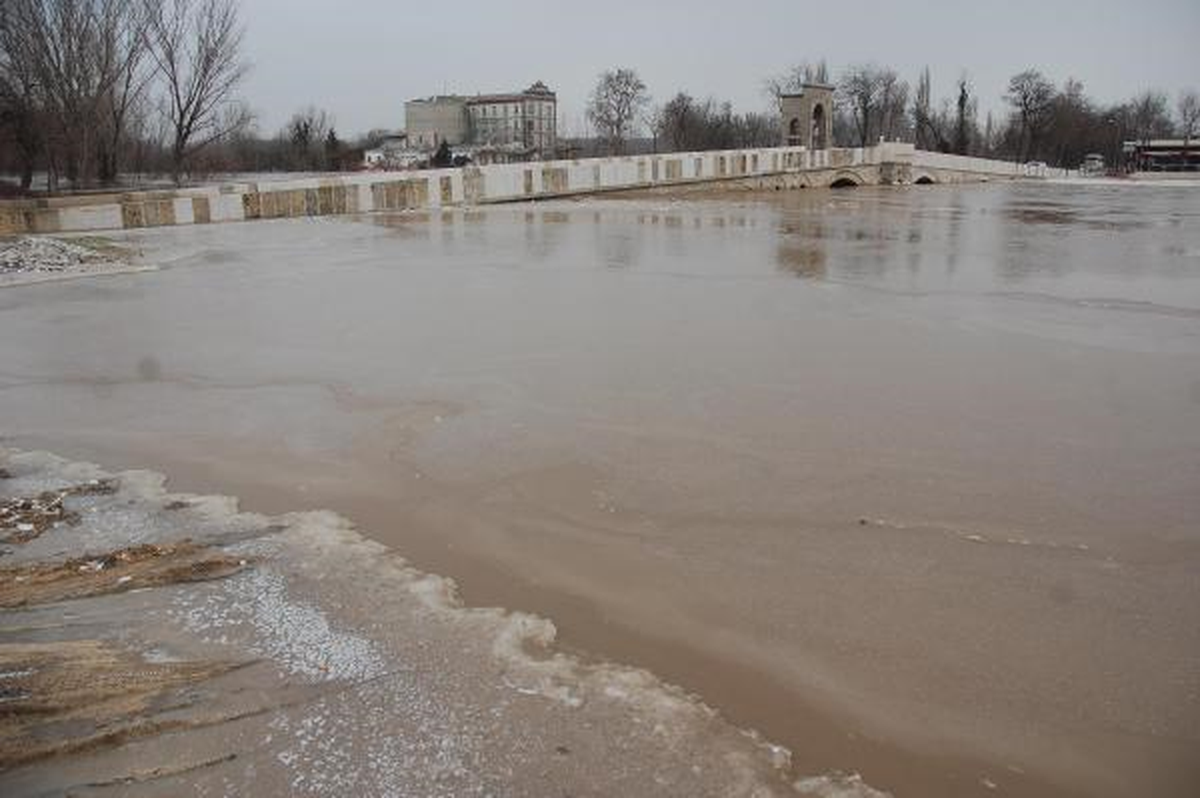Taşan Tunca Nehri Buz Tuttu