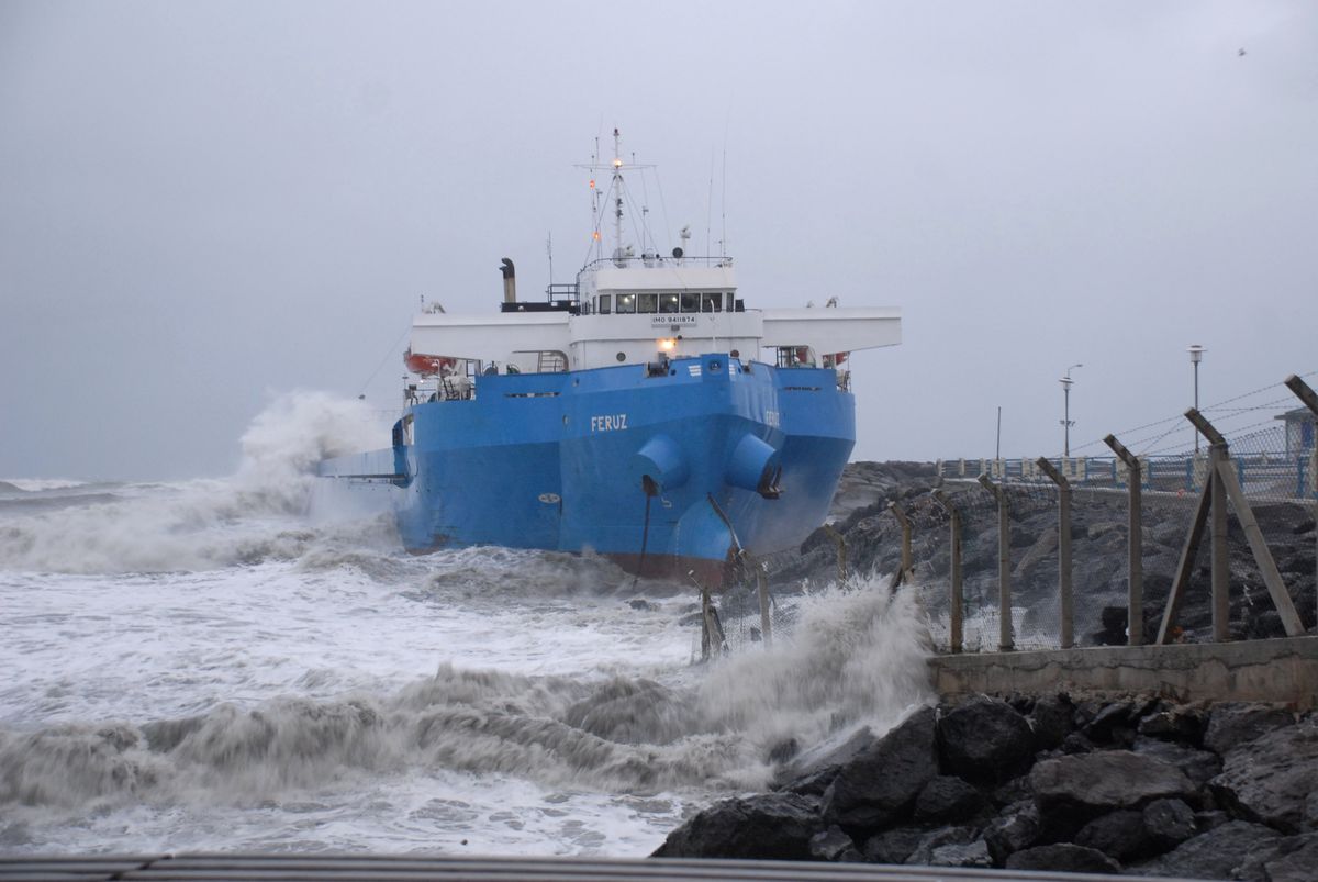 Tsunami Gibi Dalgalar Kuru Yük Gemisini Kıyıya Sürükledi