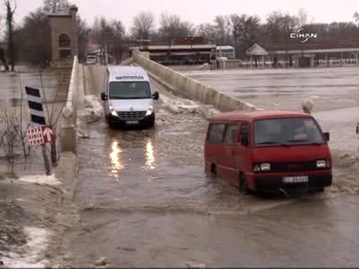 Tunca Köprüsü'ndeki Su Birikintisi Sürücülere Zor Anlar Yaşattı