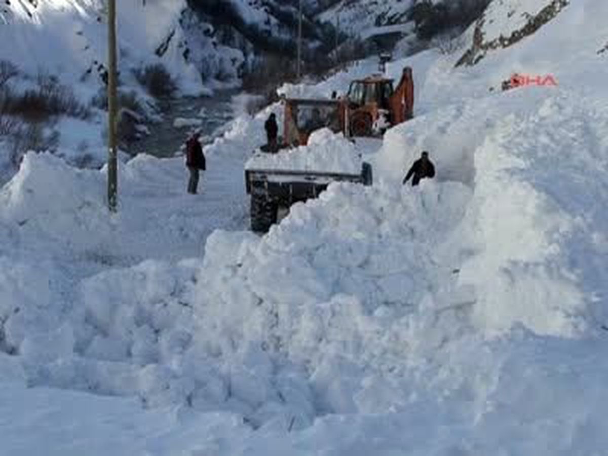 Tunceli- Erzincan Karayoluna Çığ Düştü; Yolcu Otobüsü ve 3 Kamyon Mahsur Kaldı
